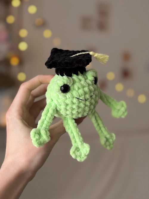 Crochet Graduation Frog Plushie – Handmade Class of 2025 Gift