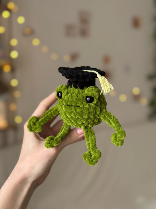 Crochet Graduation Frog Pattern – Plush Stuffed Toy (PDF Pattern)